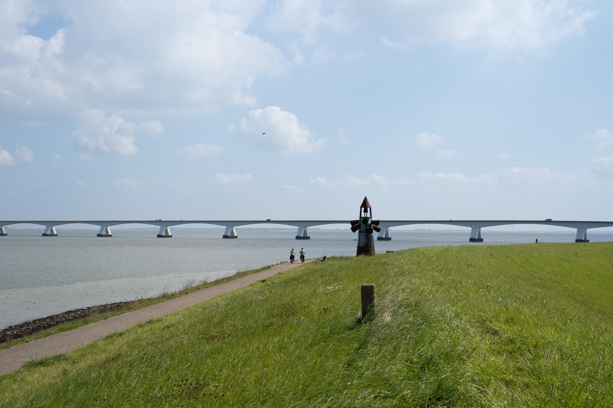 Colijnsplaat Zeelandbrug en monument voor verdronken dorpen